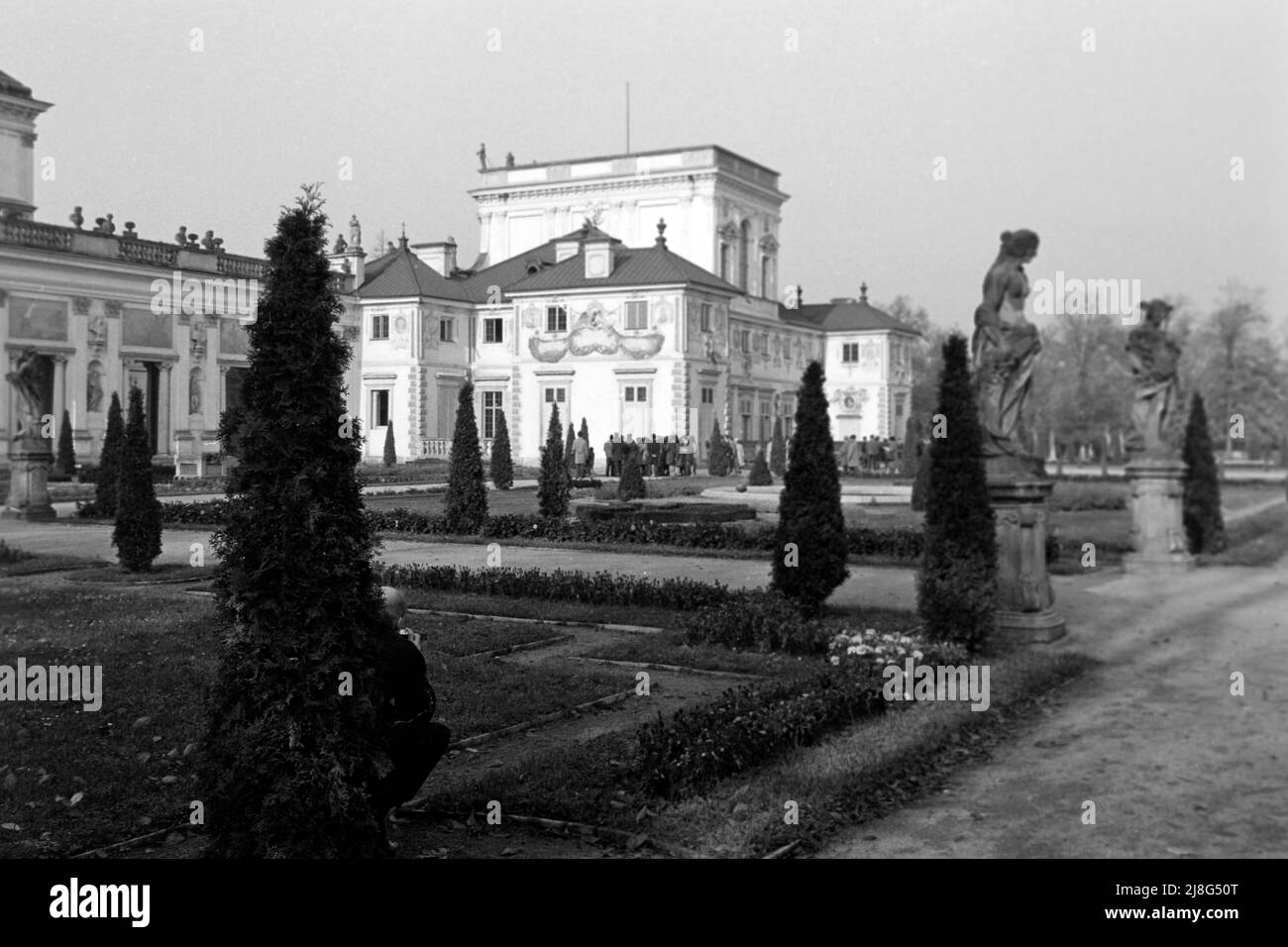 Status der römischen Gottheiten Flora und Merkurius im Park des Wilanow-Palastes in Warschau, Woiwodschaft Masowien, 1967. Statuen der römischen Götter Flora und Mercurius im Park um den Wilanow-Palast in Warschau, Vovoidschiff Masowia, 1967. Stockfoto