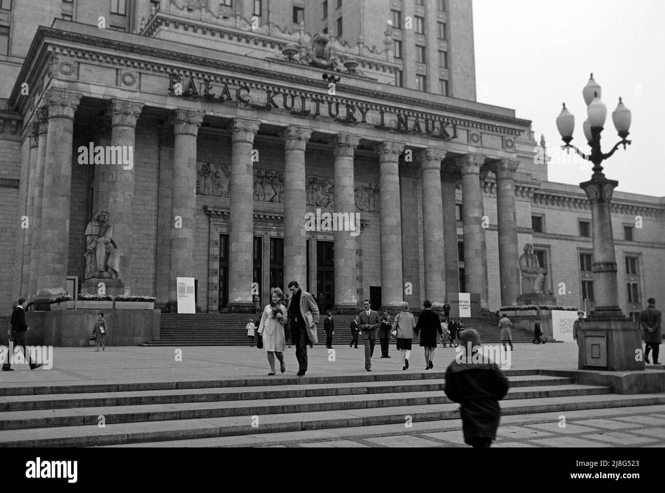 Der Kultur- und Wissenschaftspalast in Warschau, Woiwodschaft Masowien, 1967. Palast der Kultur und Wissenschaft in Warschau, Vovoidschiff Masowia, 1967. Stockfoto