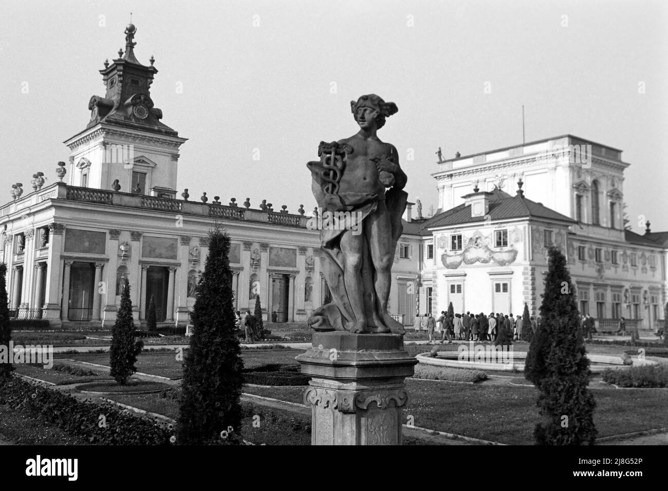 Statue des Merkurius im Park des Wilanow-Palastes in Warschau, Woiwodschaft Masowien, 1967. Statue von Mercurius im Park um den Wilanow-Palast in Warschau, Vovoidschiff Masowia, 1967. Stockfoto