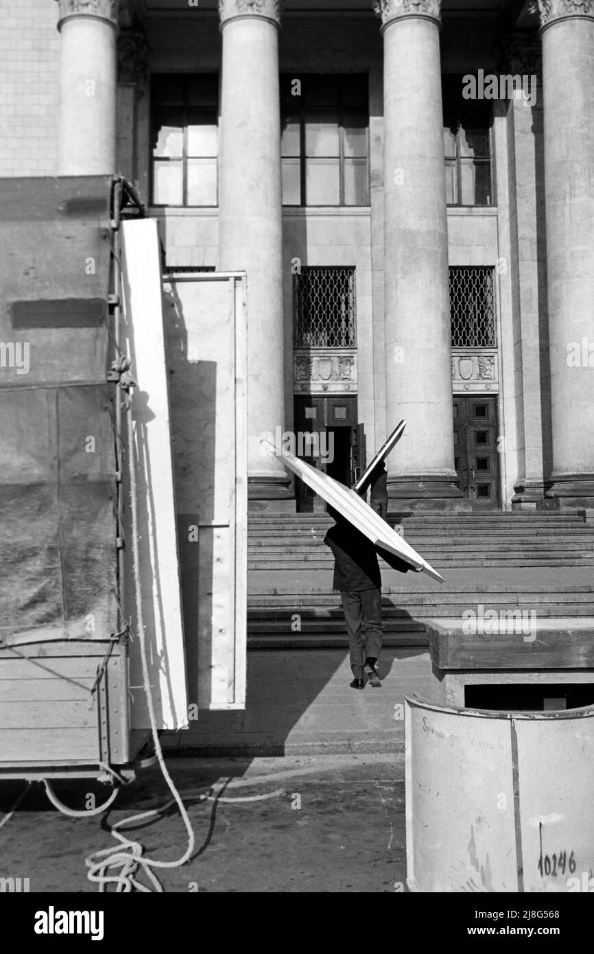 Arbeiter am Kultur- und Wissenschaftspalast in Warschau, Woiwodschaft Masowien, 1967. Arbeiter am Palast für Kultur und Wissenschaft in Warschau, Vovoideship Masowia, 1967. Stockfoto