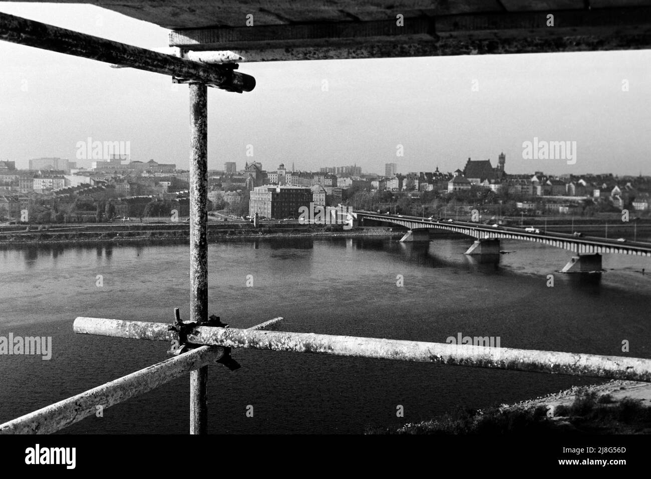 Blick auf die Warschauer Altstadt von der Ostbank, Bezirk Praga, aus, Woiwodschaft Masowien, 1967. Blick auf die Warschauer Altstadt vom Ostufer aus, Praga Borough, Vovoidschiff Masowia, 1967. Stockfoto