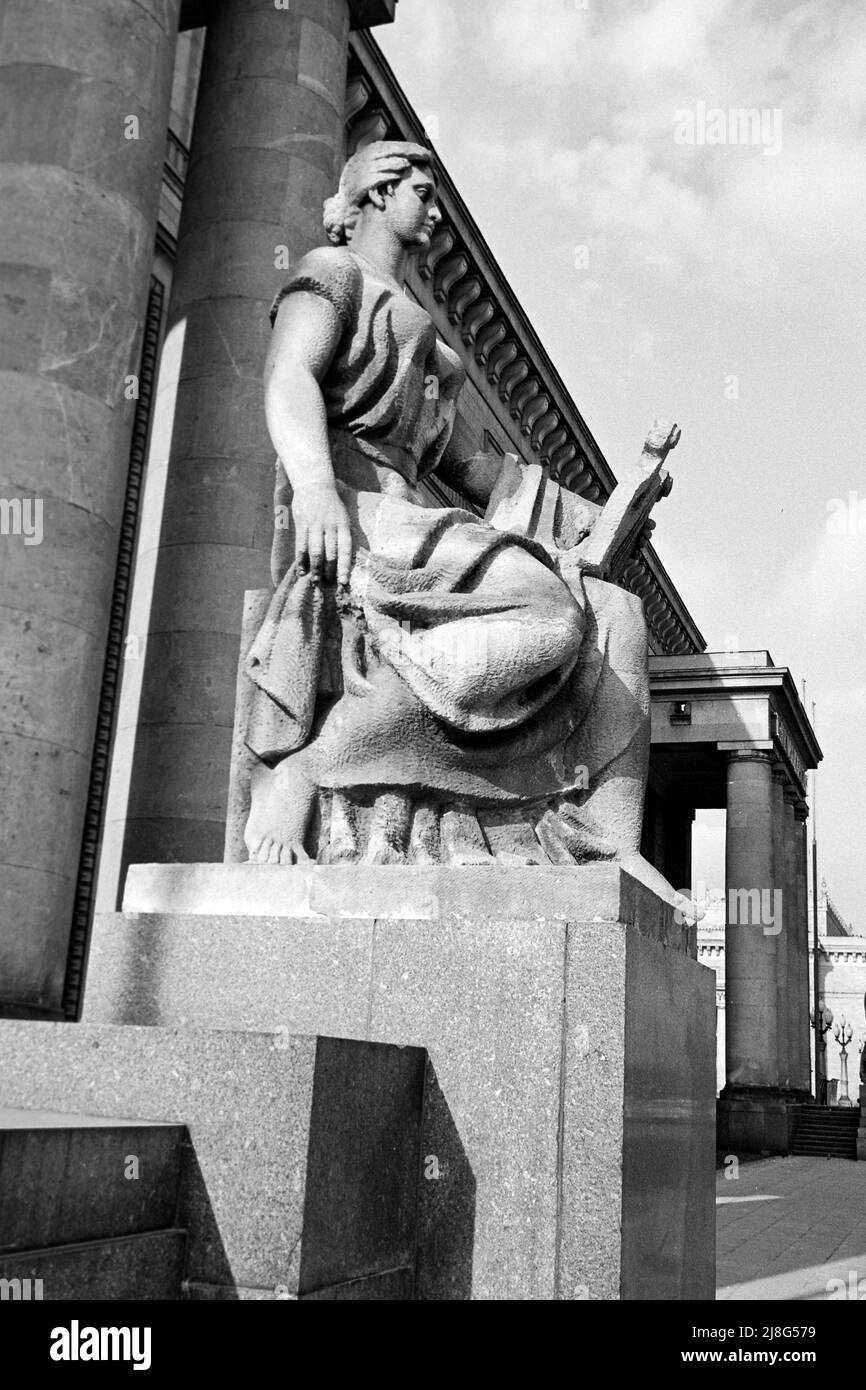 Statue am Kultur- und Wissenschaftspalast in Warschau, Woiwodschaft Masowien, 1967. Statue im Palast für Kultur und Wissenschaft in Warschau, Vovoidschiff Masowia, 1967. Stockfoto