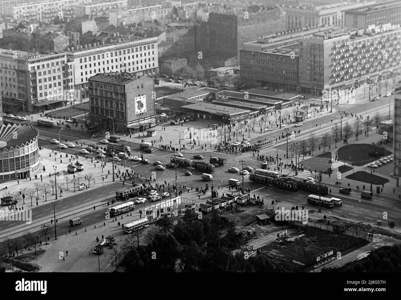 Rundblick auf Warschau vom Kultur- und Wissenschaftspalast aus, Woiwodschaft Masowien, 1967. Rundblick über Warschau vom Palast für Kultur und Wissenschaft, Vovoidschiff Masowia, 1967. Stockfoto