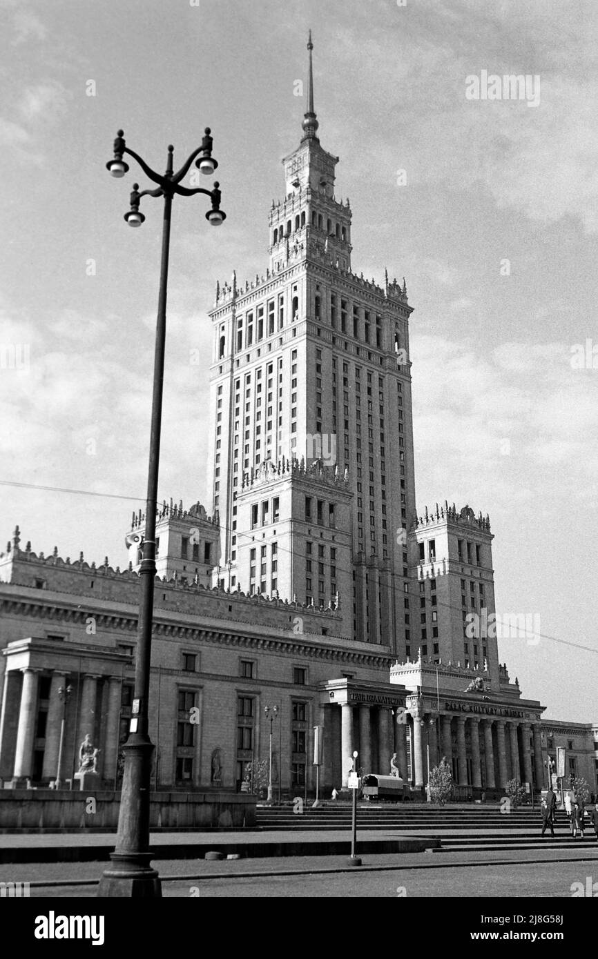 Der Kultur- und Wissenschaftspalast in Warschau, Woiwodschaft Masowien, 1967. Der Palast für Kultur und Wissenschaft in Warschau, Vovoidschiff Masowia, 1967. Stockfoto