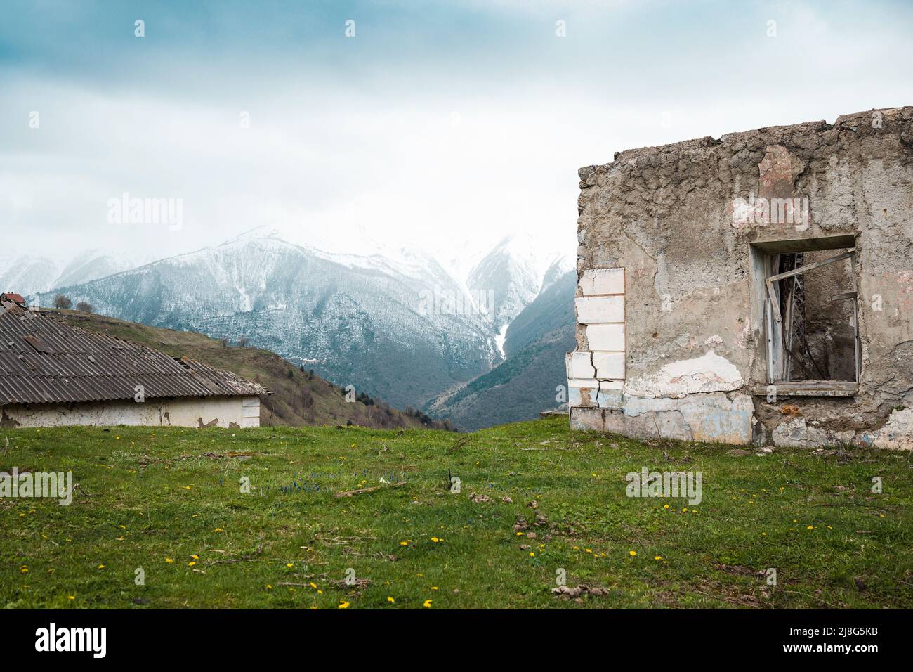 Verlassene alte Haus in den Bergen . Verhniy Zgid , Nordossetien-Alanien Stockfoto