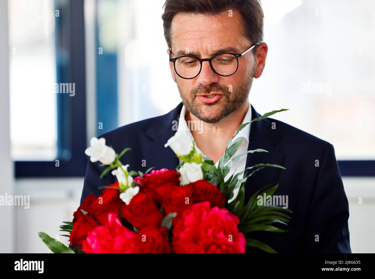 Thomas Kutschaty, Spitzenkandidat der SPD für die Landtagswahl in Nordrhein-Westfalen (NRW), erhält Blumen bei einem Treffen am 16. Mai 2022 in der Parteizentrale in Berlin. REUTERS/Hannibal Hanschke Stockfoto