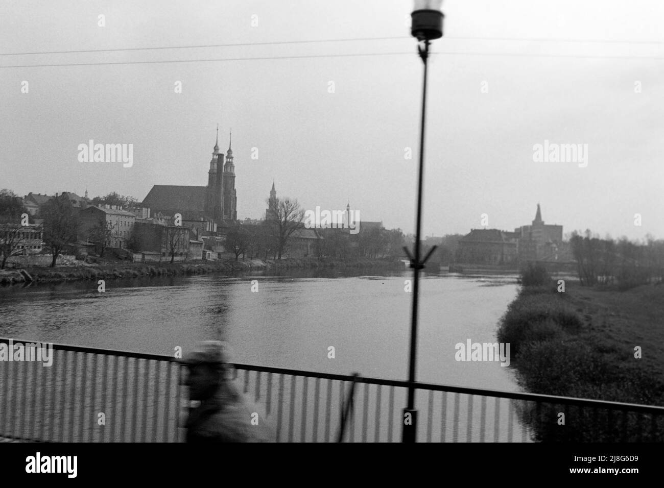 Die Heiligkreuzkirche an der oder, Woiwodschaft Opole, 1967. Opole Kathedrale des Heiligen Kreuzes an der oder, Woiwodschaft Opole, 1967. Stockfoto
