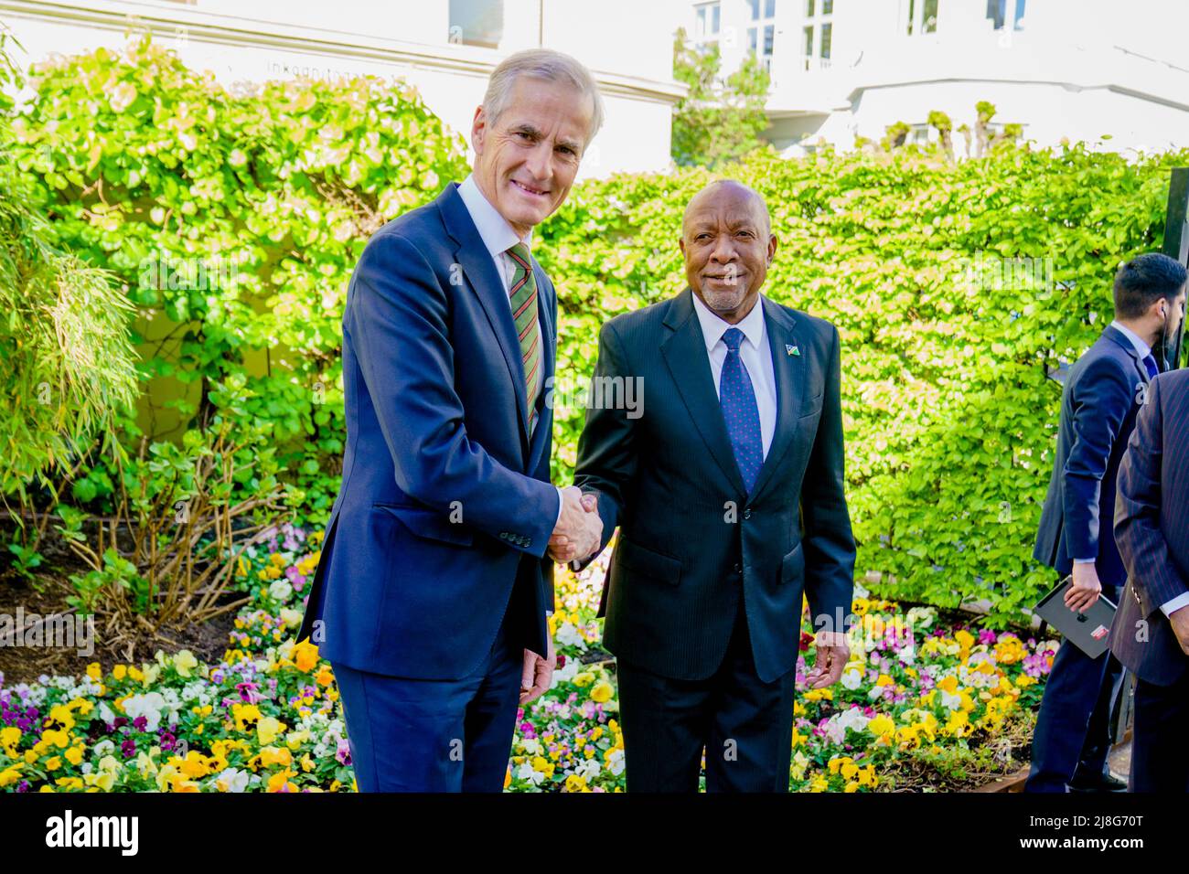 Oslo 20220516.Norwegens Premierminister Jonas Gahr Stoere (Labour Party) trifft den Vizepräsidenten Namibias, Nabgolo Mbumba, zu einem Gespräch in der Residenz des Premierministers. Foto: Stian Lysberg Solum / NTB Stockfoto