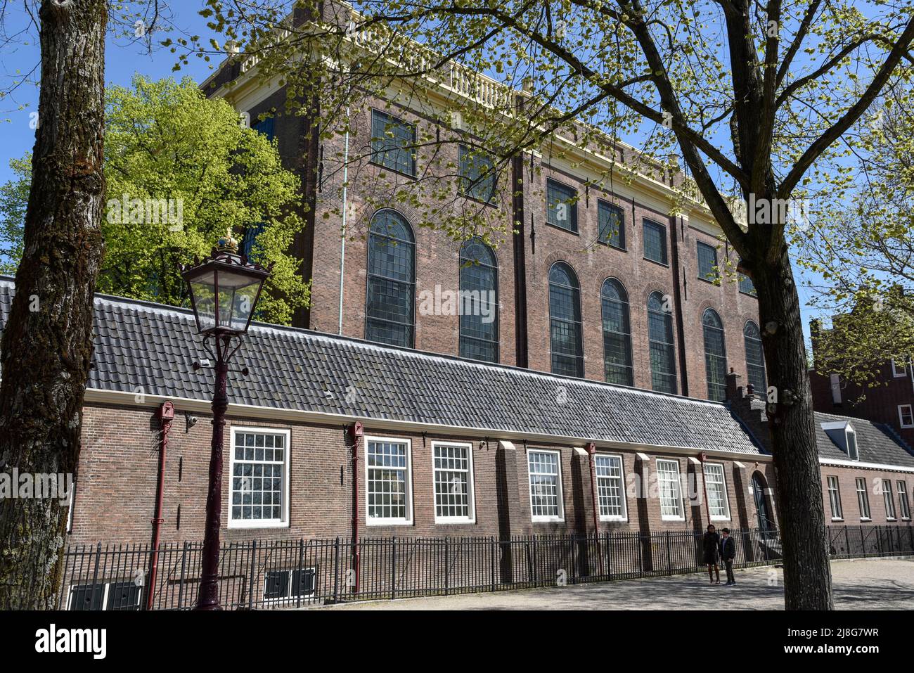 Amsterdam, Niederlande, Mai 2022. Die portugiesische Synagoge und die Statue des Hafenarbeiters in Amsterdam. Hochwertige Fotos Stockfoto