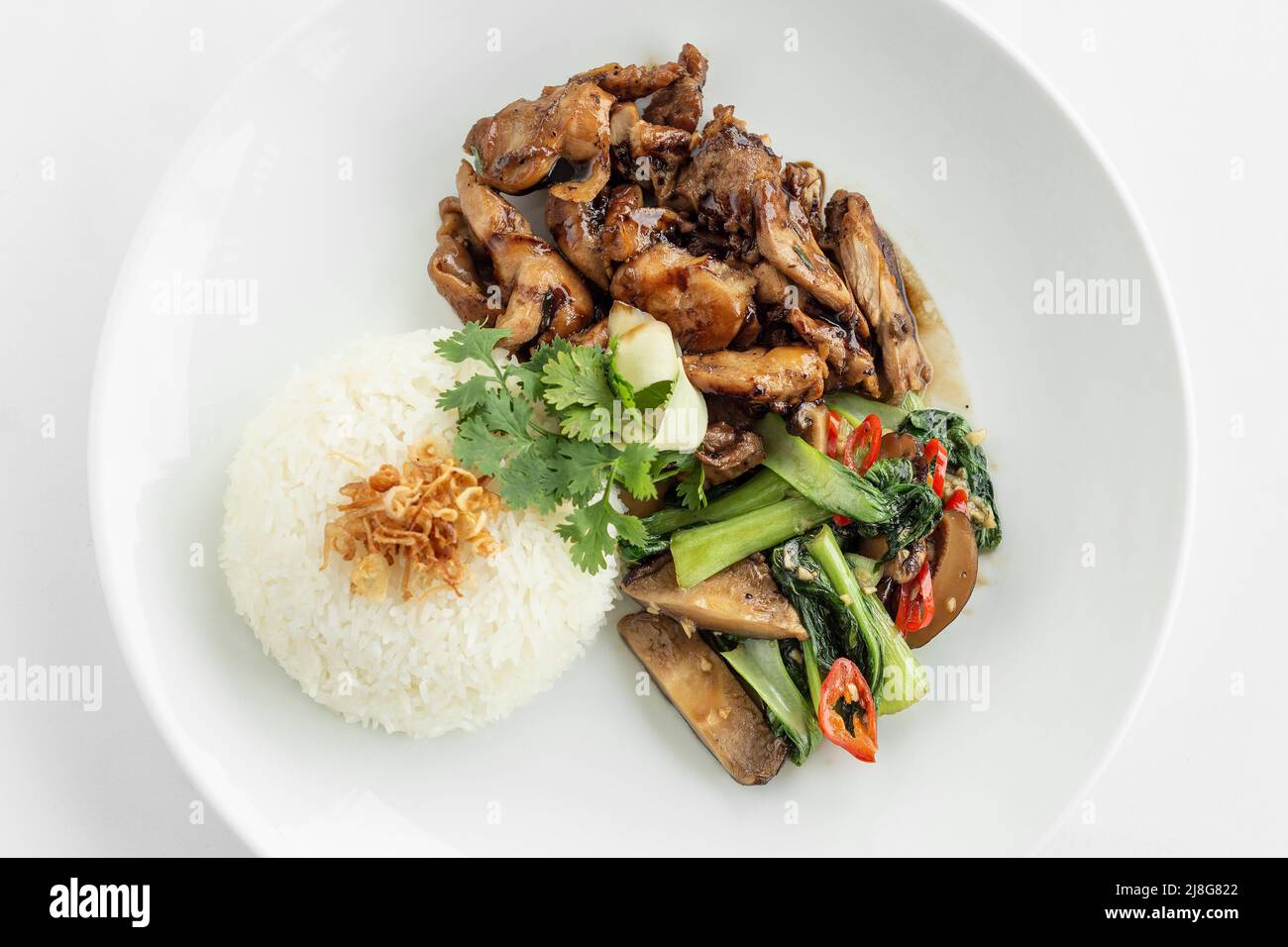 Würzige asiatische süße Sojahuhnchen und gemischtes Gemüserührer braten in singapur Stockfoto