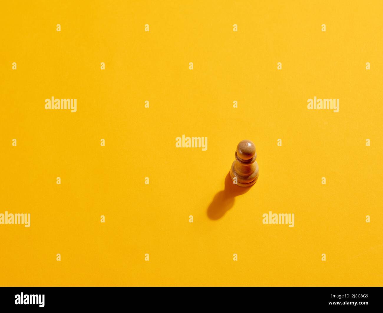 Schachfigur auf gelbem Hintergrund mit Kopierplatz. Stockfoto