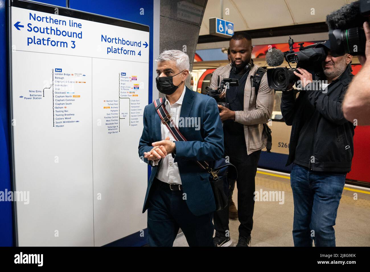 Sadiq Khan, der Bürgermeister von London, verlässt einen Zug auf der Bank-Filiale der Northern Line an der Monument Station in London. Bilddatum: Montag, 16. Mai 2022. Stockfoto