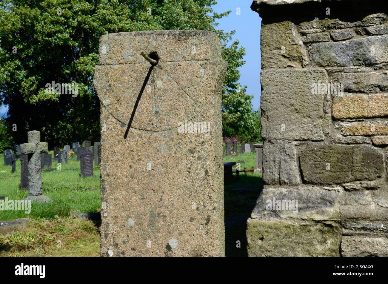 Die einzige bekannte keltische Cymric-Sonnenuhr auf einer 7.C-9.C Monolith St. Beunos Church Clynnog Fawr Llyn Peninsula Gwynedd Wales Cymru UK Stockfoto