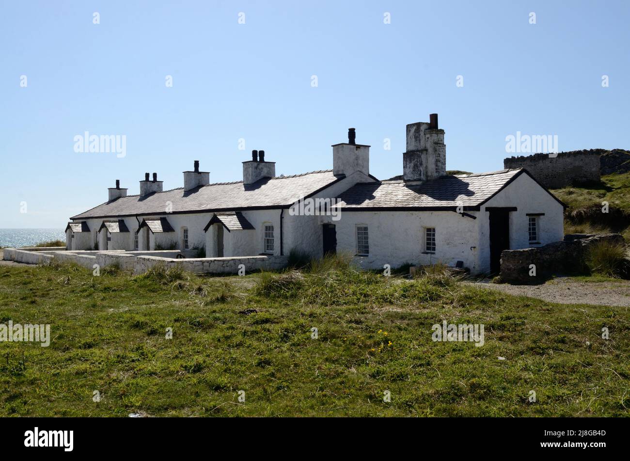 Reihe von alten Pflegern Piloten Hütten auf Ynys Llanddwyn islans Anglesey Ynys Mon Wales Cymru UK Stockfoto