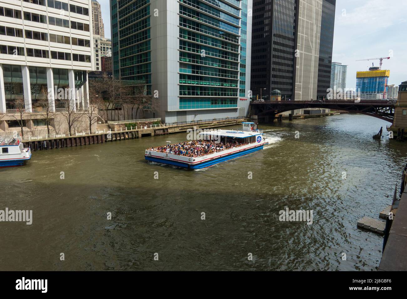 Rosemont, IL - 23. APRIL 2022: Downtown Chicago Tour Boot auf dem Chicago River Stockfoto