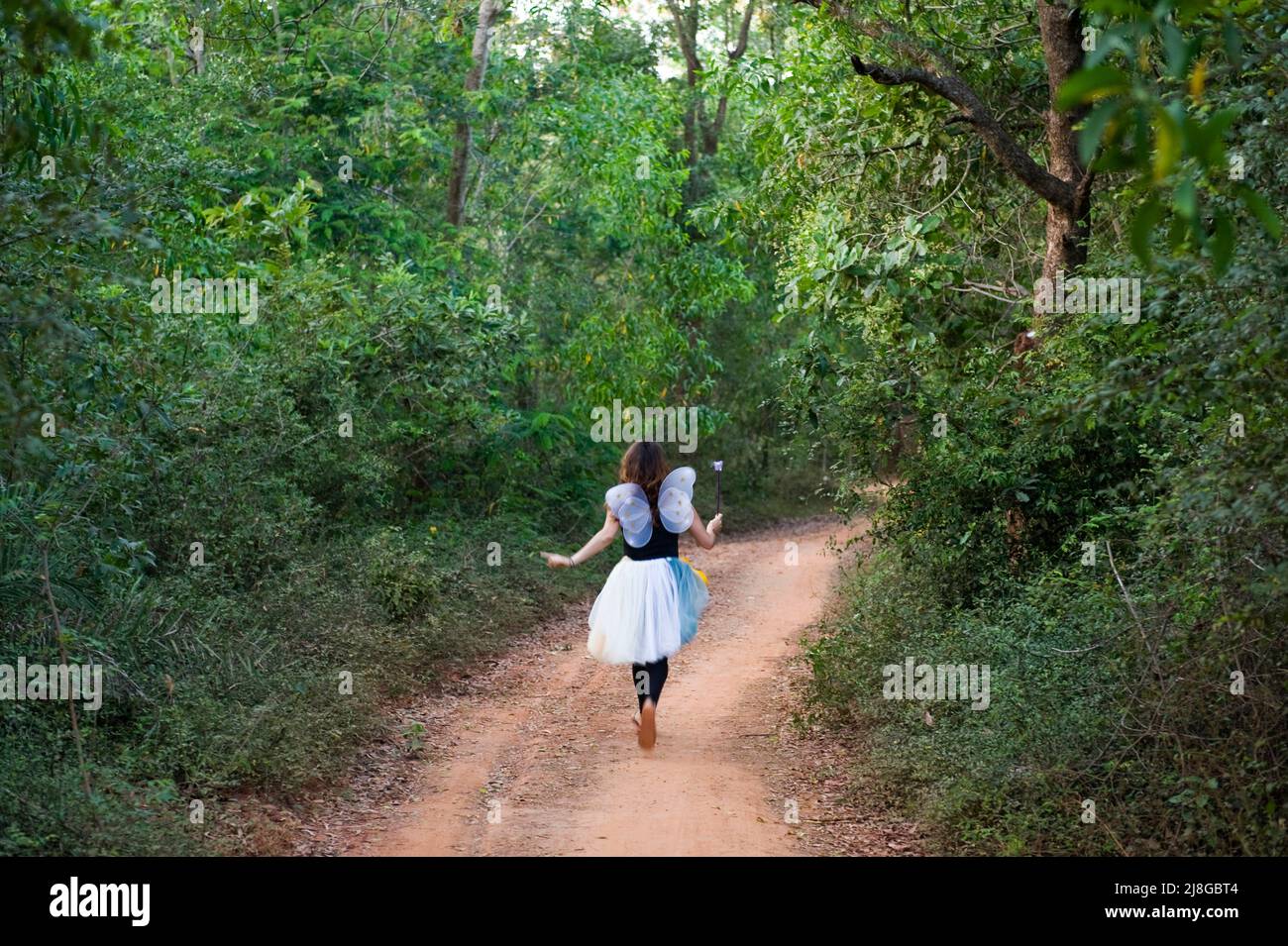 Auroville, Indien - Eine Fee im Wald Stockfoto