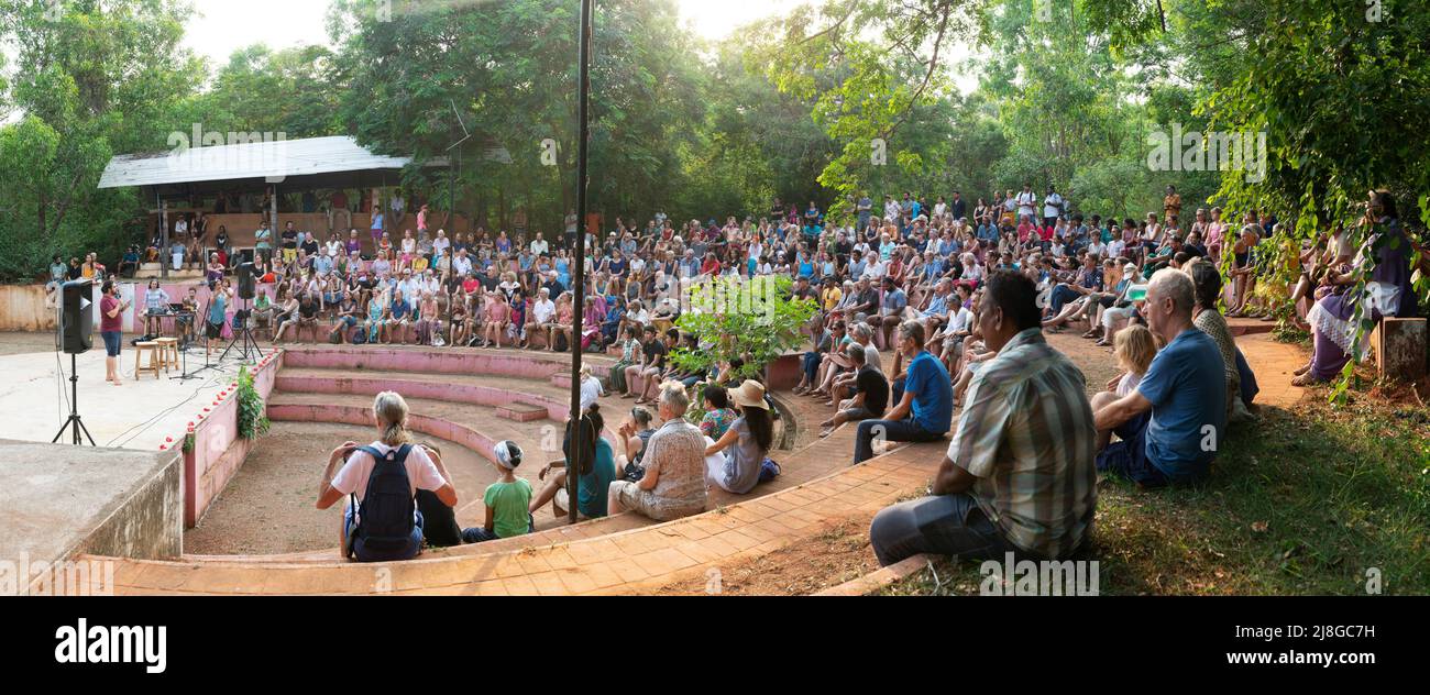 Auroville, Indien - 7.. Mai 2022: Gemeindeversammlung in Kalabhumi über die Beschlüsse des Stiftungsministers zur Entwicklung der Stadt, Desp Stockfoto