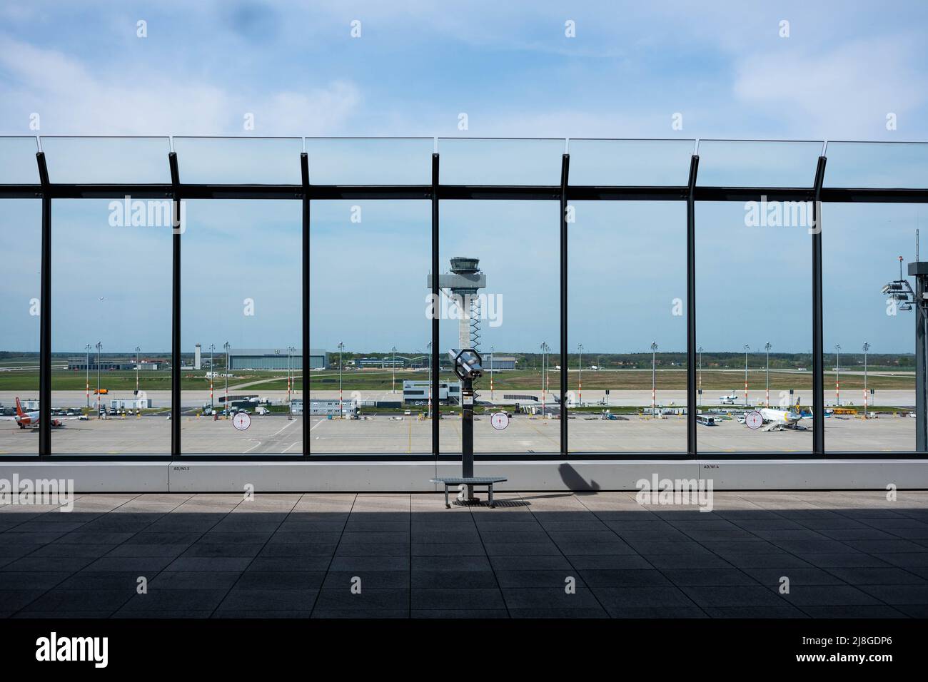 Berlin, Deutschland - Mai 2022: Aussichtsplattform (Besucherterrasse) am Flughafen BER, Berlin Brandenburg Stockfoto