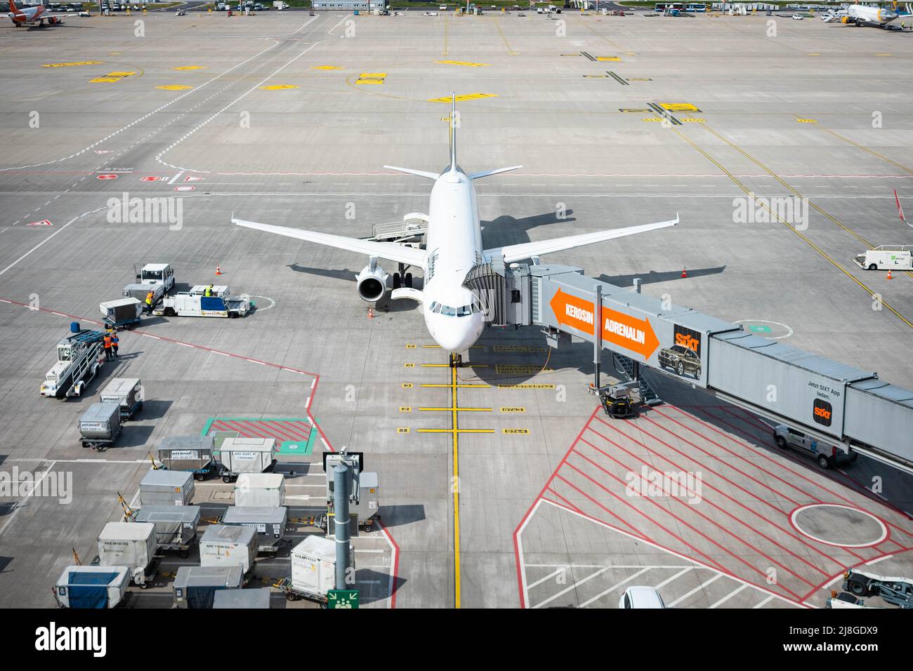 Berlin, Deutschland - Mai 2022: Flugzeug am Flughafen Berlin Brandenburg zum Boarding bereit (ber, Willy Brandt) Stockfoto