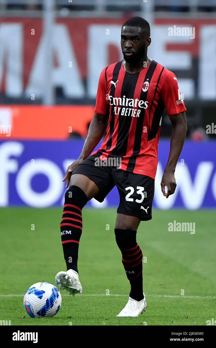 Mailand, Italien. 15.. Mai 2022. Fikayo Tomori vom AC Mailand in Aktion während der Serie A 2021/2022 Fußballspiel zwischen AC Mailand und Atalanta BC im San Siro Stadion in Mailand (Italien), Mai 15. 2022. Foto Andrea Staccioli/Insidefoto Kredit: Insidefoto srl/Alamy Live News Stockfoto