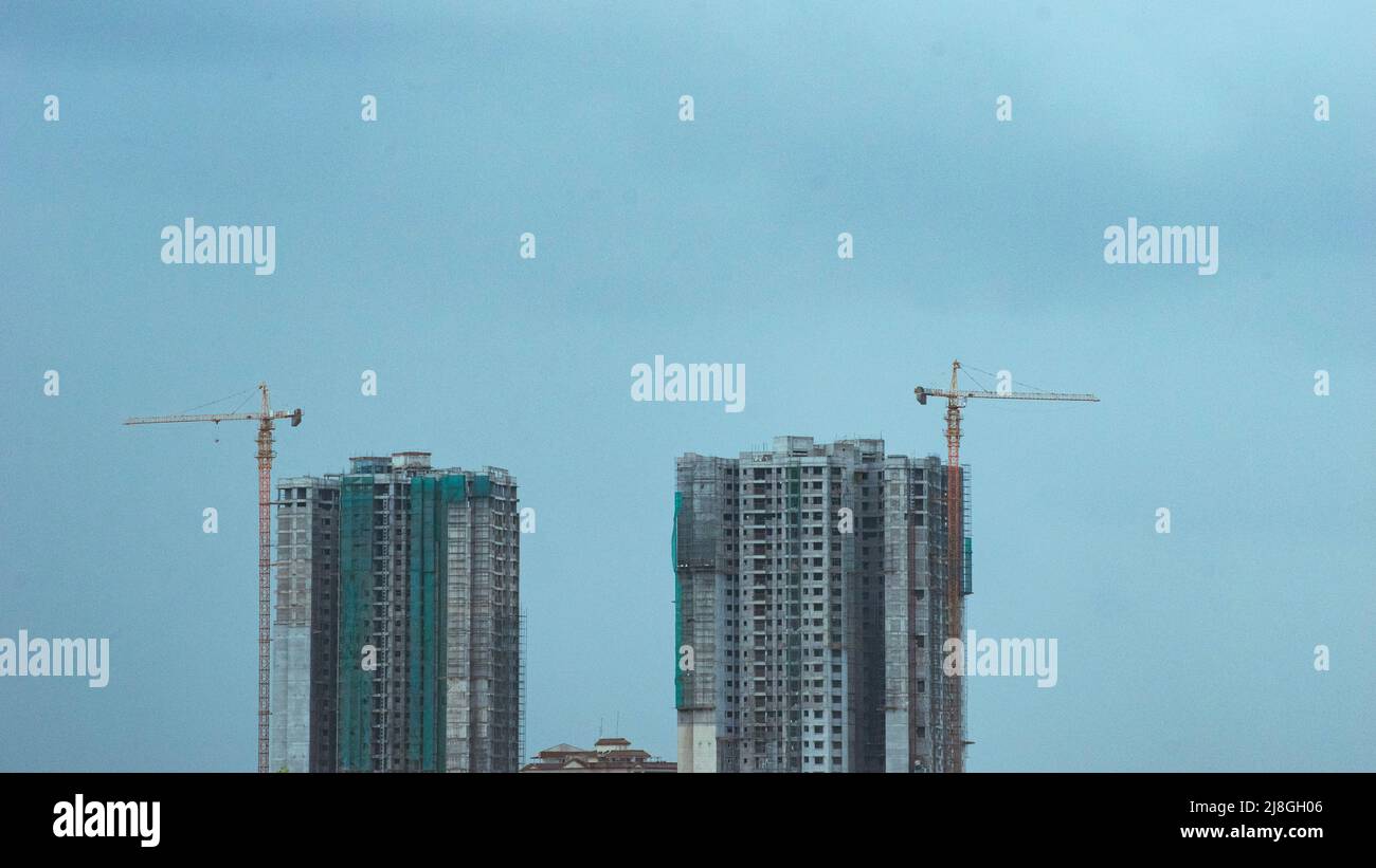 Ein Bild von 2 im Bau befindlichen Himmelskränen, Baukräne sind im Gebäude zu sehen Stockfoto
