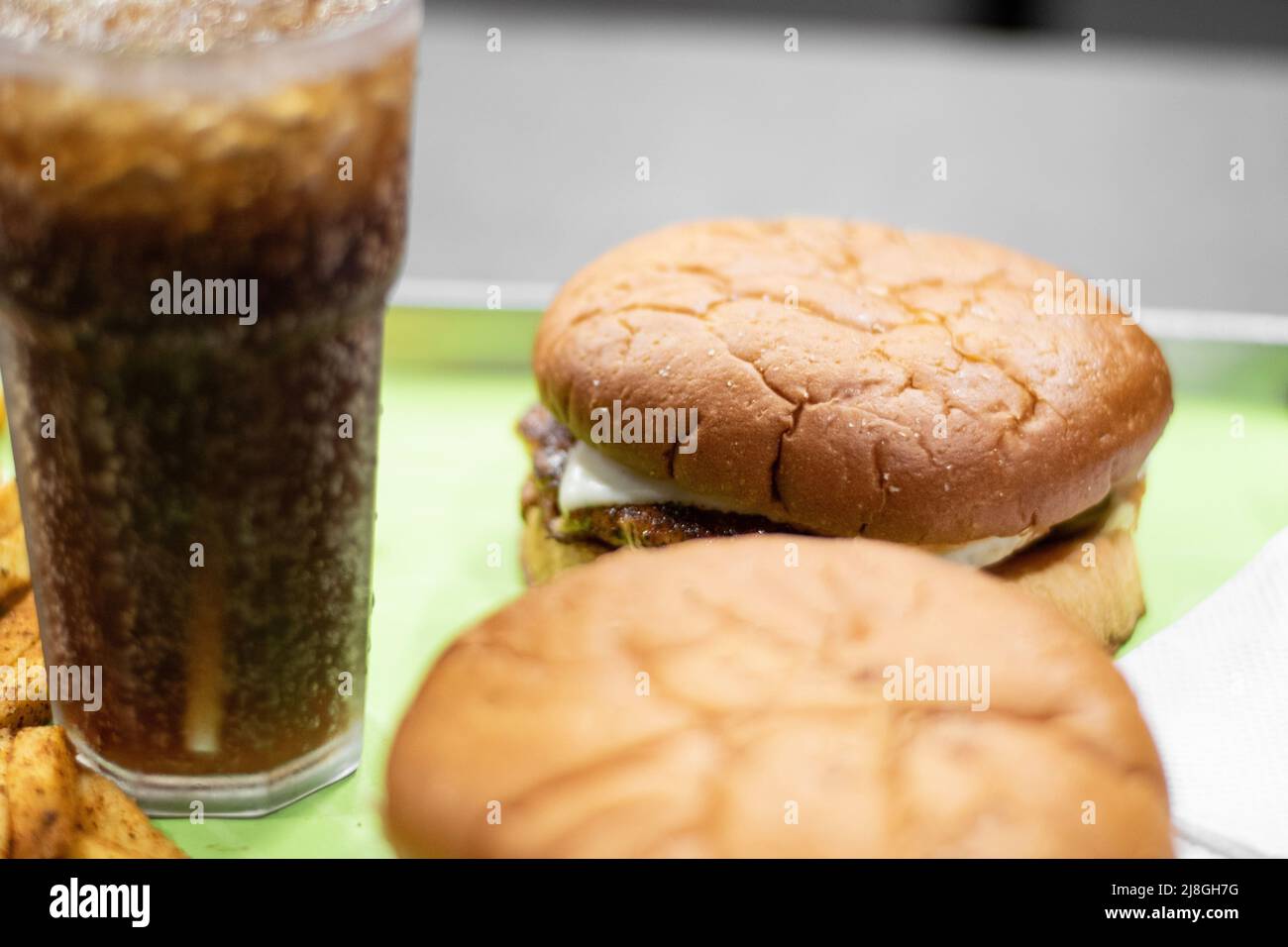 Ein Bild von Burger, Pommes und Cola mit Eis in einem Glas aus einem Fast-Food-Restaurant Stockfoto