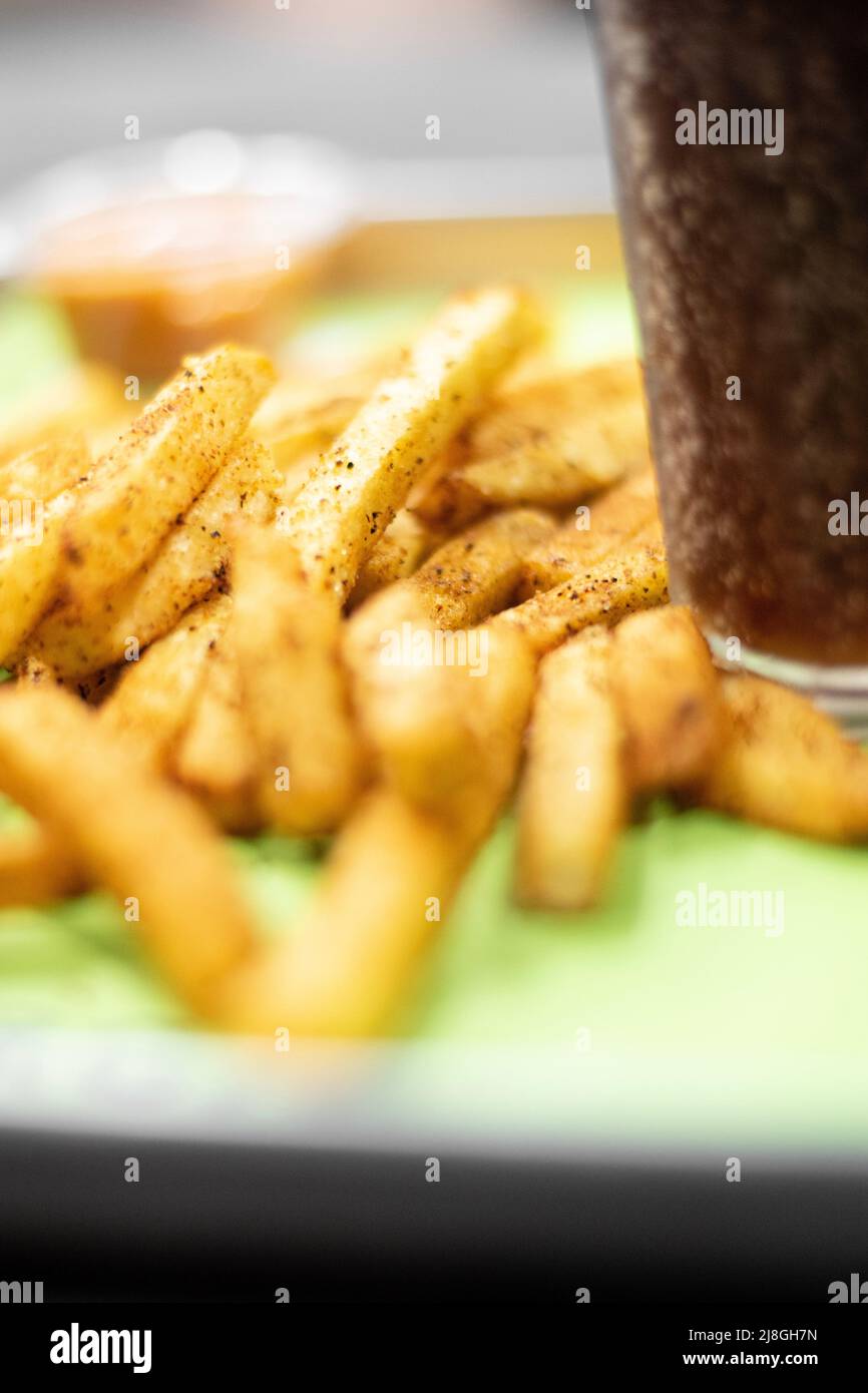 Ein Bild von Burger, Pommes und Cola mit Eis in einem Glas aus einem Fast-Food-Restaurant Stockfoto