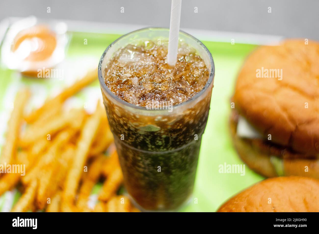Ein Bild von Burger, Pommes und Cola mit Eis in einem Glas aus einem Fast-Food-Restaurant Stockfoto