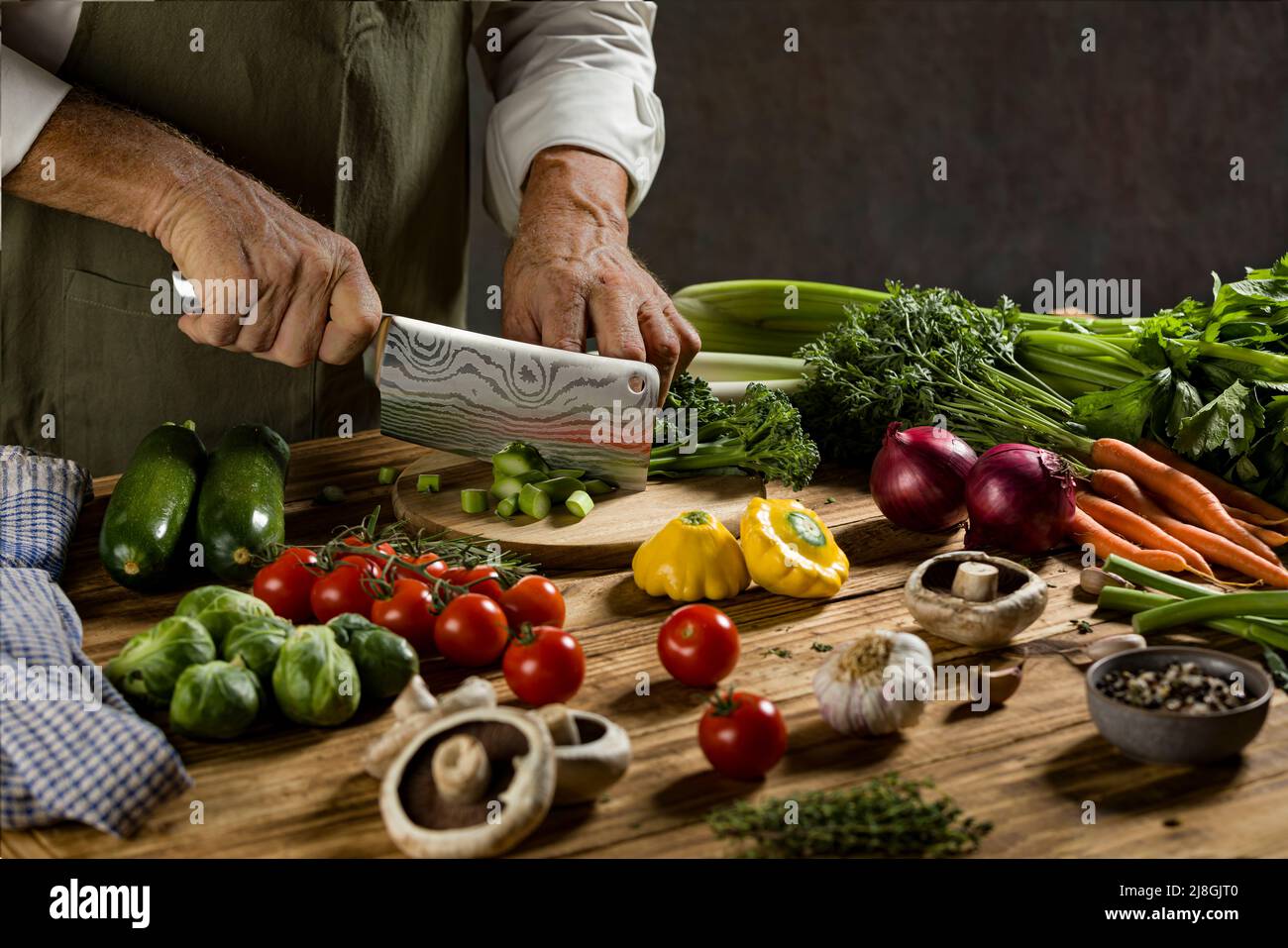 Person hackt Gemüse Stockfoto