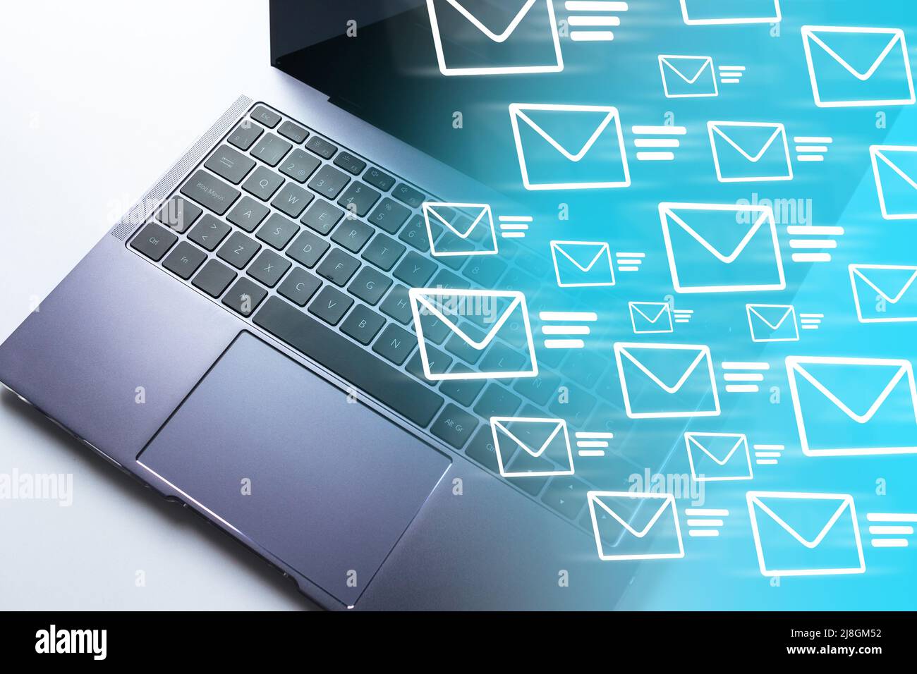 Laptop mit E-Mails. E-Mail-Marketing-Konzept. Internet der Dinge. Kontaktieren Sie uns. Kundendienst. Technologie der Zukunft. Stockfoto