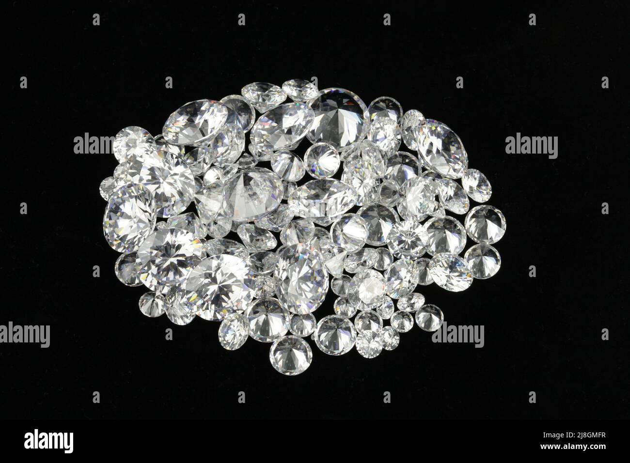 Diamanten. Weiße Diamanten in verschiedenen Größen auf schwarzem Hintergrund Stockfoto