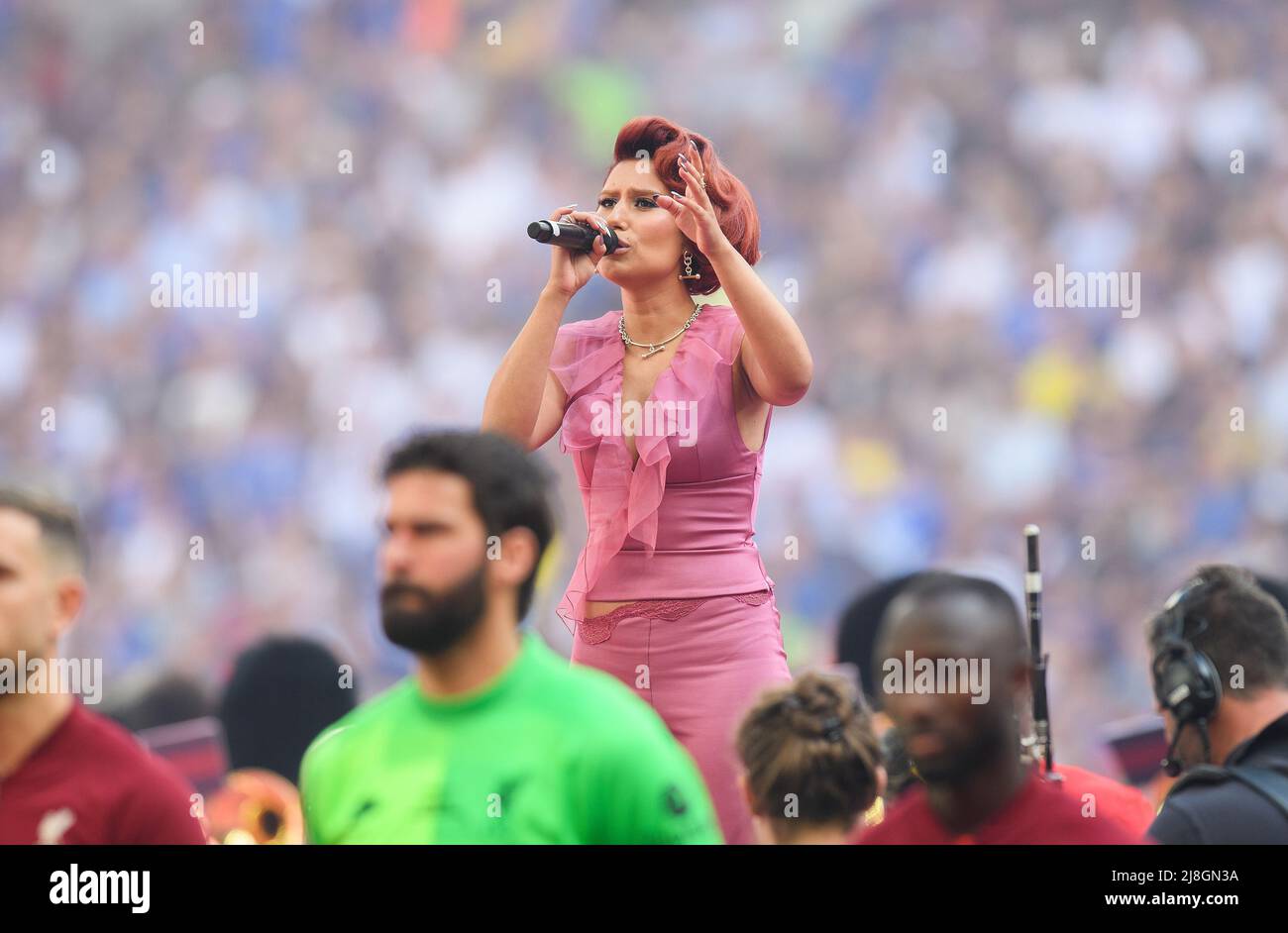 14. Mai 2022 - Chelsea gegen Liverpool - Emirates FA Cup Final - Wembley Stadium Sänger RAYE singt die Nationalhymne in Wembley vor dem FA Cup Final Bildnachweis : © Mark Pain / Alamy Live News Stockfoto