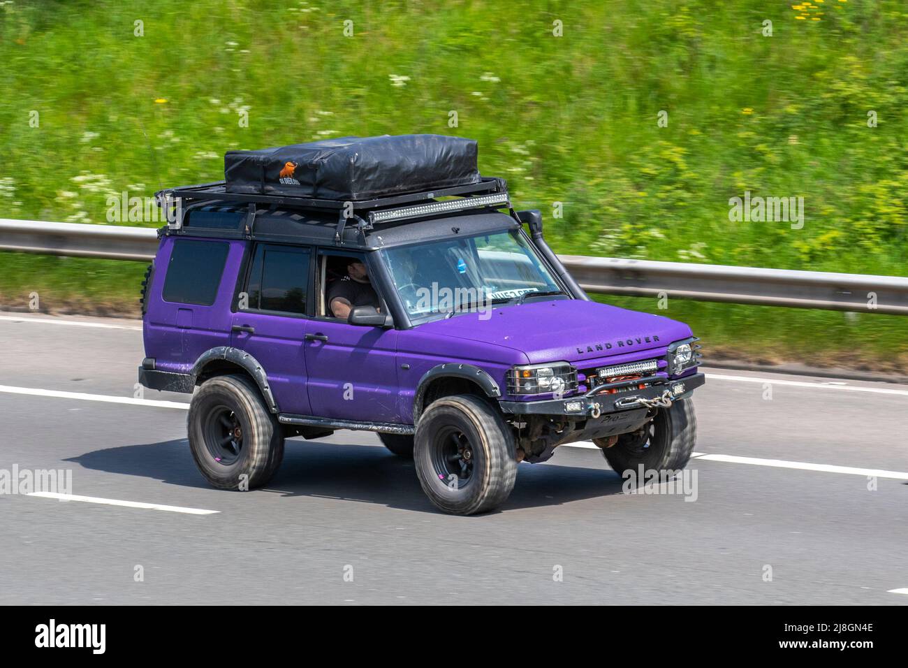 2013 Purple LAND ROVER DEFENDER, Ox Overland Federung Kits, Federung 55mm Lift Kit für Land Rover Fahren auf der M6 Autobahn, Großbritannien Stockfoto