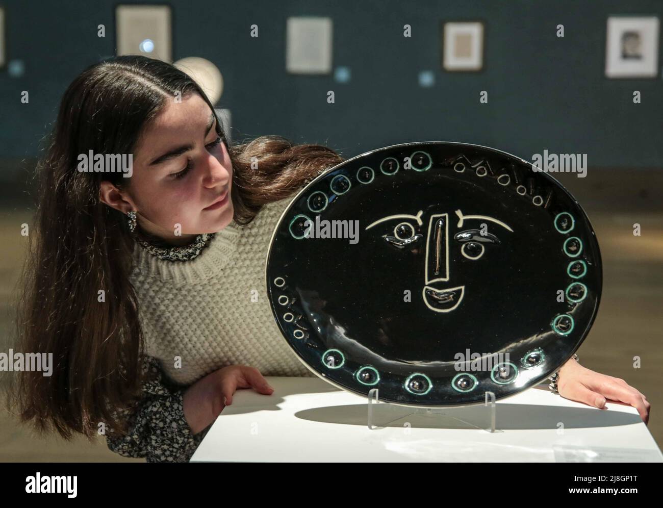 London UK Montag 16 Mai 2022 Visage dans un ovale, 1955 Est £ 5.000-7.000 Picasso Mania at Bonams ,London Paul Quezada-Neiman/Alamy Live News Stockfoto