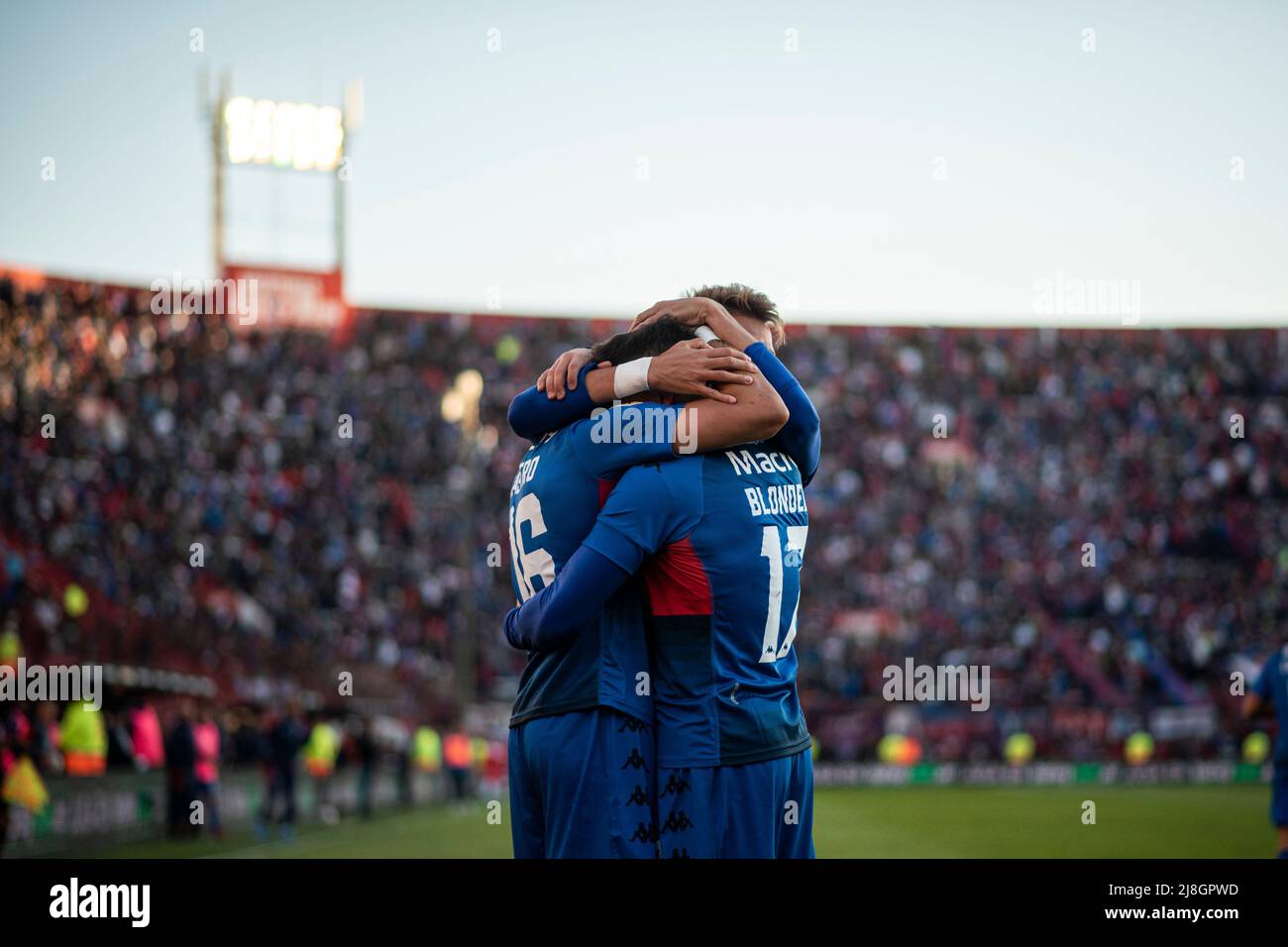 Buenos Aires, Argentinien. 15.. Mai 2022. Alexis Castro von Tigre feiert ein Tor mit seinen Teamkollegen während eines Halbfinalmatches der Copa De la Liga 2022 zwischen Tigre und argentinischen Junioren im Tomas Adolfo Duco Stadion.Endstand: Tigre 3:1 Argentinos Juniors (Foto: Manuel Cortina/SOPA Images/Sipa USA) Credit: SIPA USA/Alamy Live News Stockfoto