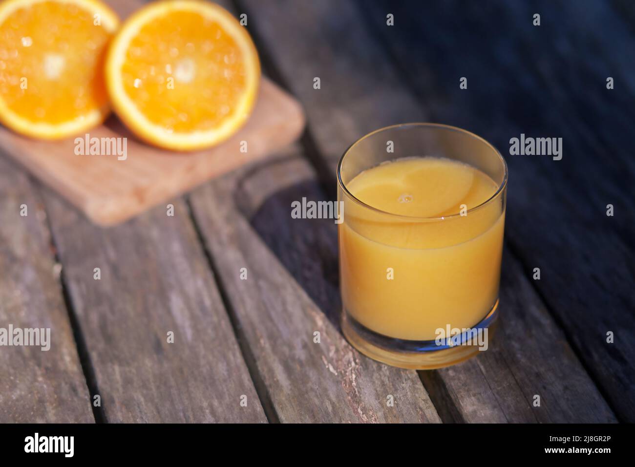 Frischer Orangensaft mit frischer Orange. Europäisches Frühstück Stockfoto