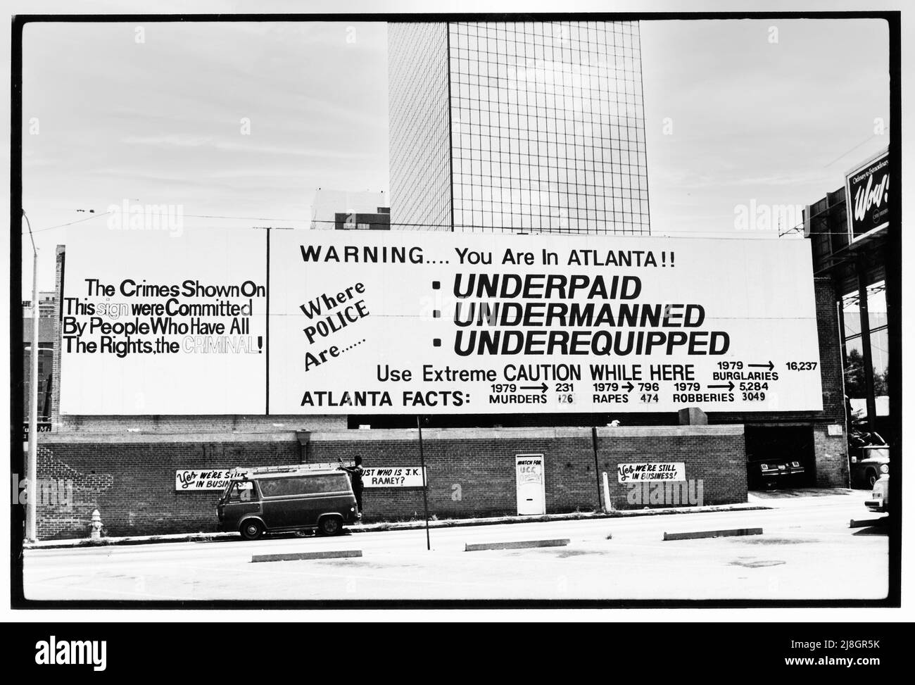Ein beängstigendes Zeichen in Atlanta, Georgia, das von der Polizei und/oder ihren Unterstützern gesponsert wird und besagt, dass die Bullen unterbezahlt, unterbesetzt und unterausgestattet sind, während alle Arten von Verbrechen auf dem Vormarsch waren. Etwa 1979 oder 1980. Stockfoto