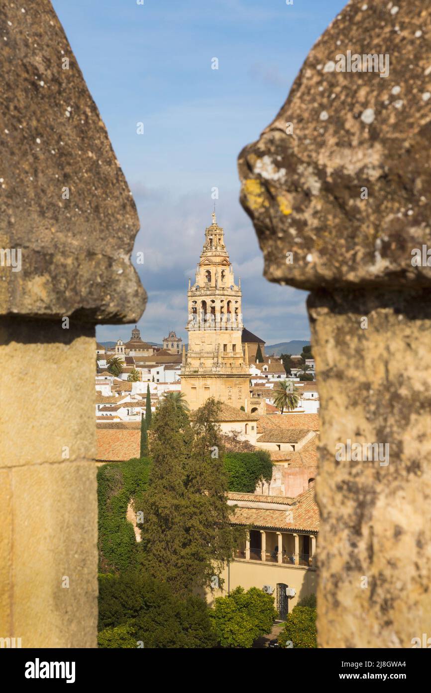 Cordoba, Provinz Cordoba, Andalusien, Südspanien. Blick über die Altstadt von einem Turm im Alcazar de los Reyes Cristianos, dem Palace-Fortr Stockfoto