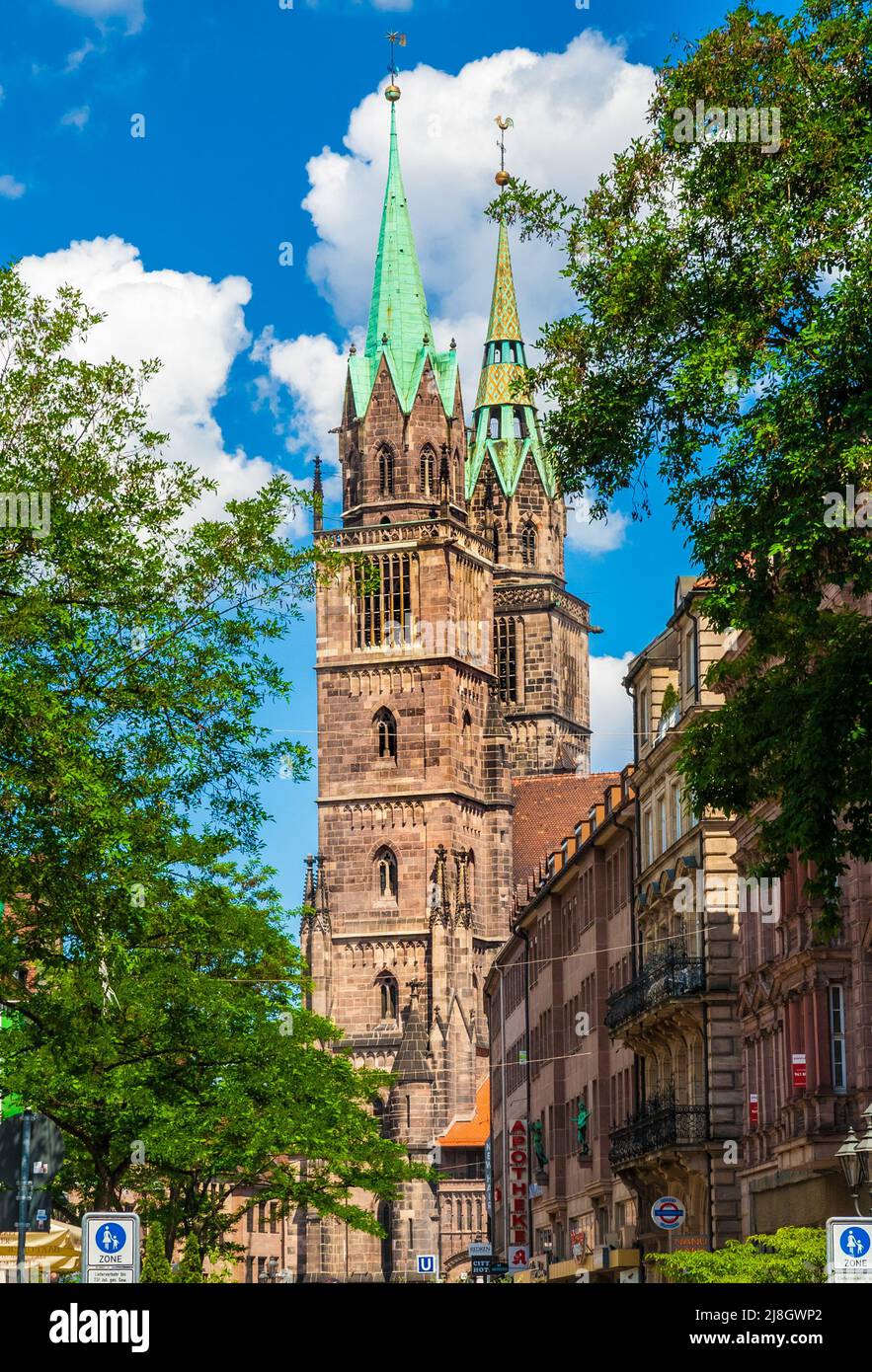 Herrliche Aussicht auf die Straße mit den prominenten zwei Türmen des berühmten St. Lawrence (St. Lorenz), eine mittelalterliche Kirche in Nürnberg, Deutschland, an einem sonnigen... Stockfoto