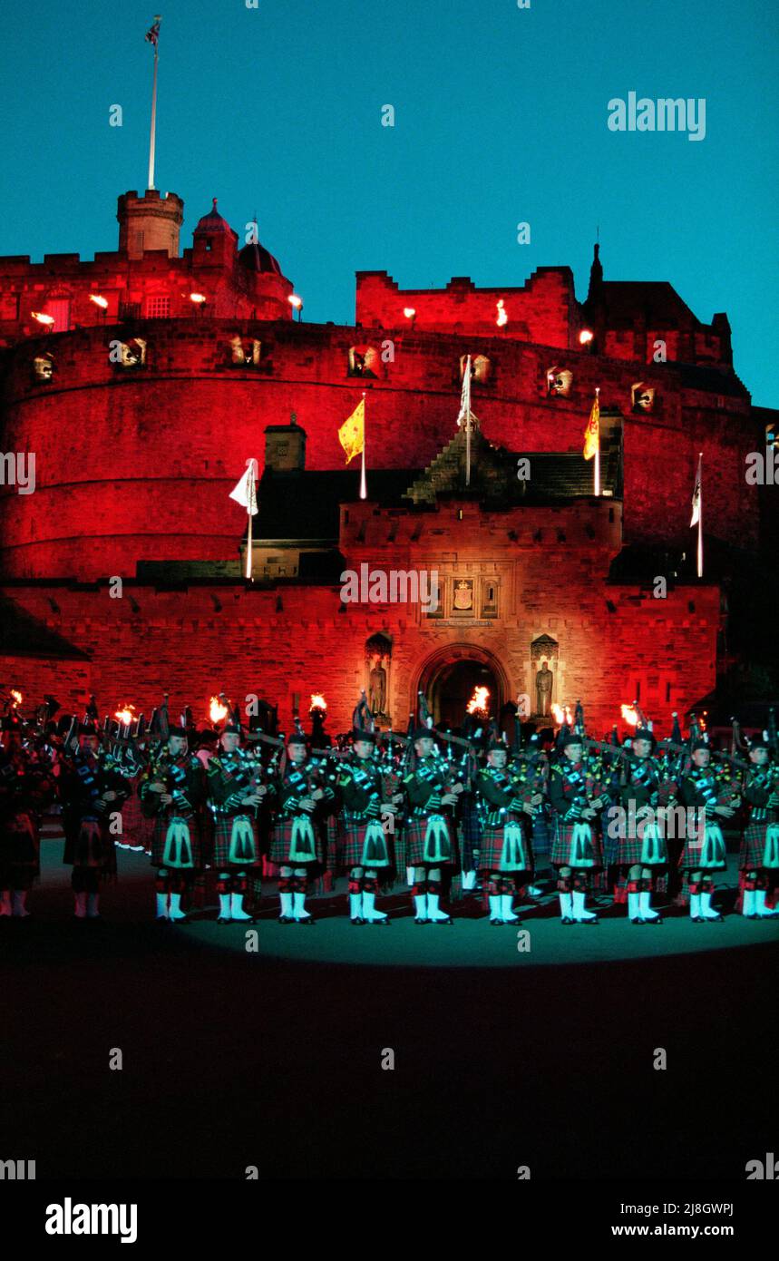 Die massierten Pfeifen beim Edinburgh Military Tattoo 1996 auf der Esplanade des Edinburgh Castle, aufgeführt vom 2.. Bis 24.. August. Stockfoto