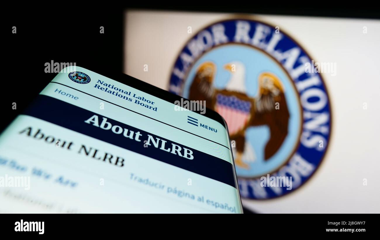 Smartphone mit Website des American National Labor Relations Board (NLRB) auf dem Bildschirm vor dem Logo. Konzentrieren Sie sich auf die obere linke Seite des Telefondisplays. Stockfoto