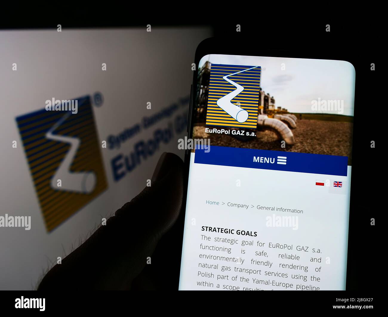 Person, die Smartphone mit der Website des polnischen Gasunternehmens Europol GAZ s.a. auf dem Bildschirm vor dem Logo hält. Konzentrieren Sie sich auf die Mitte des Telefondisplays. Stockfoto