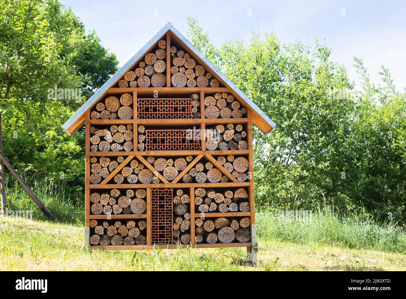 Hölzernes Insektenhotel, Lebensraum für Insekten und Bienen, Rettungshaus, Umwelt- und Ökologie-Gespräch, Schutz der Tierwelt Stockfoto