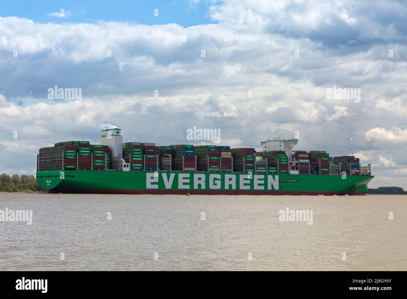 Stade, Deutschland – 12. Mai 2022: EVER ARM, das neueste Schiff für Evergreen Marine Corp und das größte Containerschiff der Welt Stockfoto