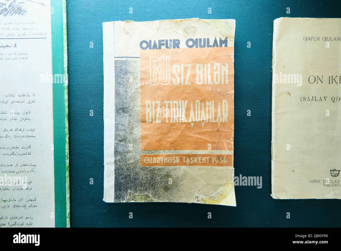 Abgenutzte Taschenbuchausgaben von Guloms Schrift. Im Haus des Schriftstellers, Dichters, Schriftstellers, Literaturübersetzers Garfur Gulom, Hausmuseum in Taschkent, Usbekistan Stockfoto