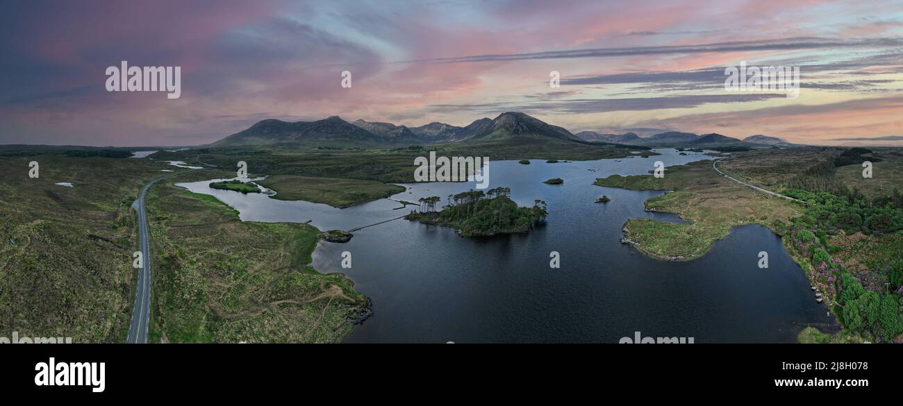 Derrylare Lough, ein Süßwassersee am Eingang des Inagh Valley, in Connemara, Galway, im Westen Irlands, bietet einen Blick direkt in den See Stockfoto