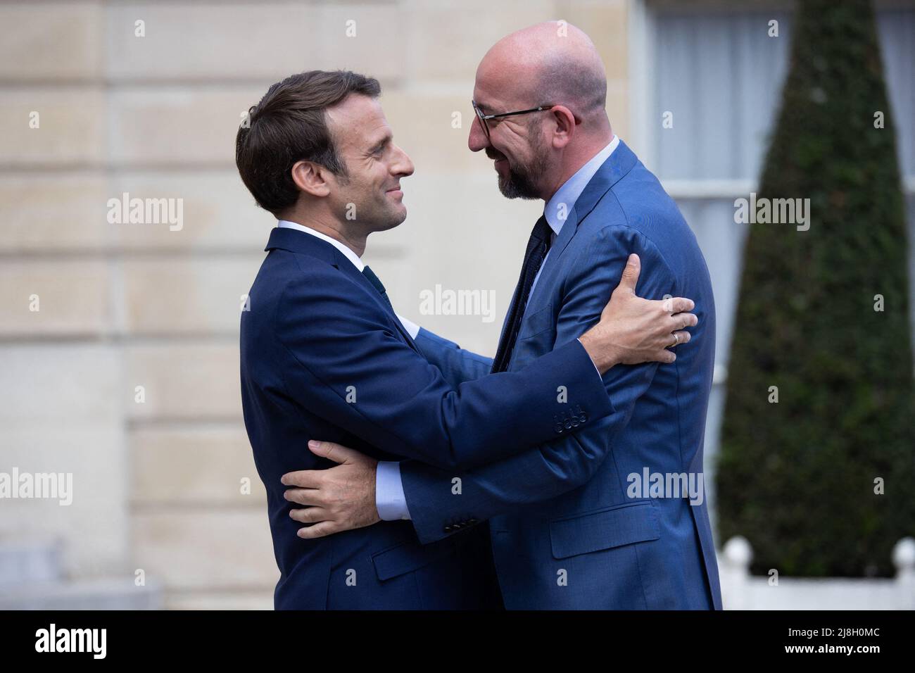 Paris, Frankreich. 16.. Mai 2022. Der französische Präsident Emmanuel Macron begrüßt den Präsidenten des Europäischen Rates, Charles Michel, vor einem Arbeitsessen am 16. Mai 2022 im präsidentiellen Elysee-Palast in Paris. Foto von Raphael Lafargue/ABACAPRESS.COM Quelle: Abaca Press/Alamy Live News Stockfoto