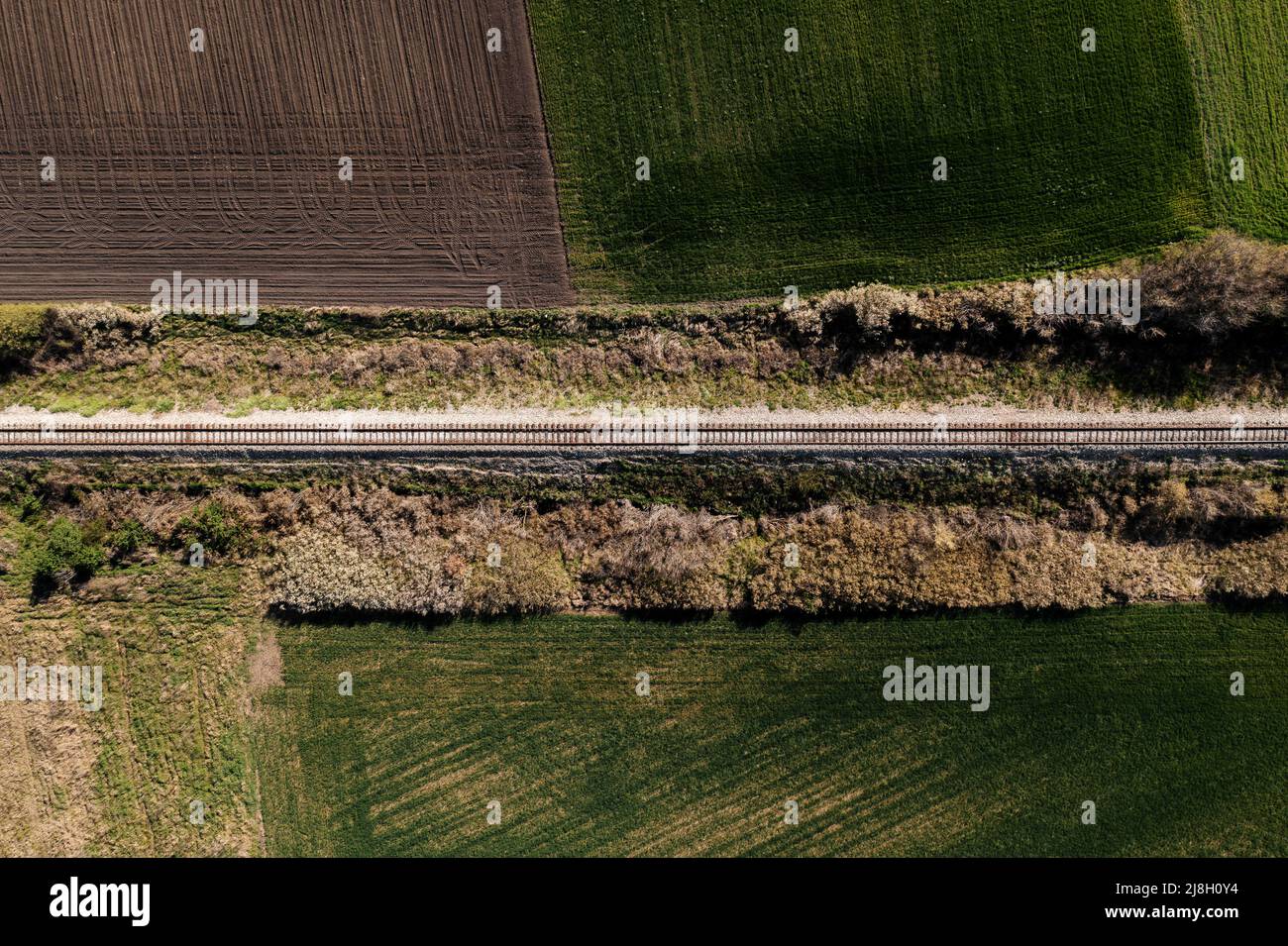 Luftaufnahme der Eisenbahn durch die Landschaft, Draufsicht Stockfoto