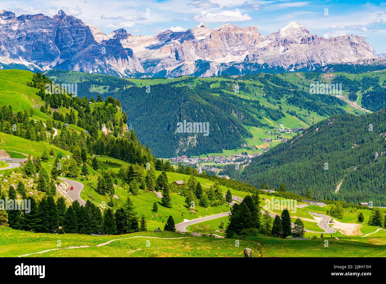 Luftaufnahme von Gröden oder Grödnertal am Grödnerpass, dem Hochpass in den Südtiroler Dolomiten, Italien. Stockfoto