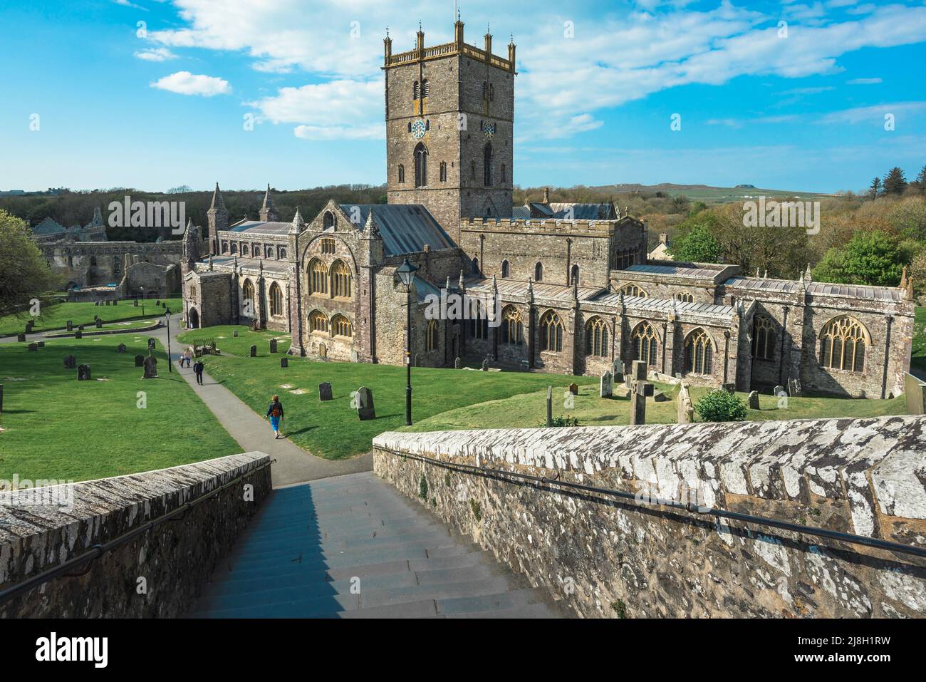 St David's Cathedral Wales, Blick im Sommer auf die St. David's Cathedral - deren Struktur sich über die romanische und frühgotische Zeit erstreckt, Pembrokeshire Stockfoto